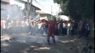 preview picture of video 'Fin de año ulpiano lloreda la oficina cali colombia 2007 (3)'