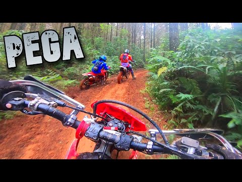 TIRANDO PEGA NA TRILHA DE MOTO!