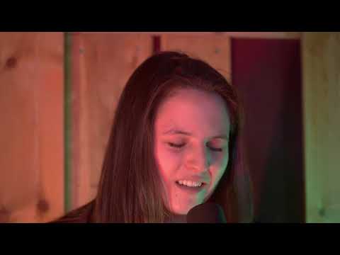 Annie Barbazza's Solo Live Performance in Streaming from Elfo Studio. Complete sessions in HD