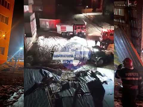 Hunedoara: Panică la Petrila! O rafală de vânt a smuls acoperişul unui bloc!