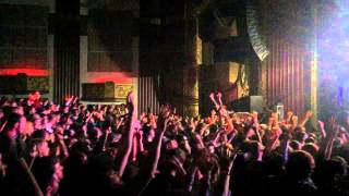 Flying Lotus drops a beat on the you're dead tour (Rustie - Raptor)