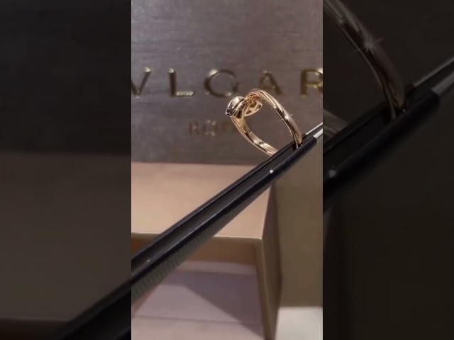 خاتم ملتوي مع حجر في جهه والماس بالجهة الاخرى