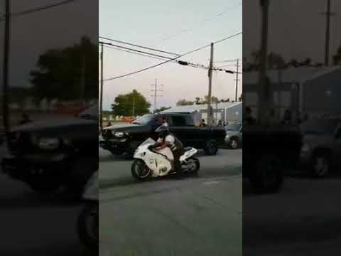 A good road racing between cars and bikes