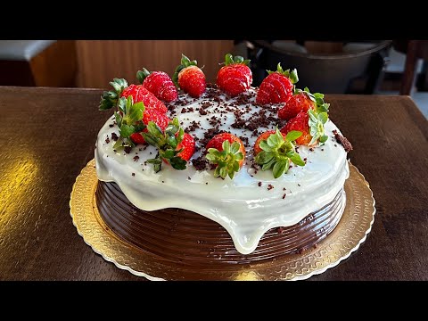Bolo de chocolate com morango