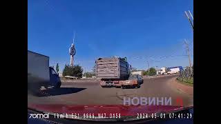 На кольце в Николаеве столкнулись фура и легковушка (видео)