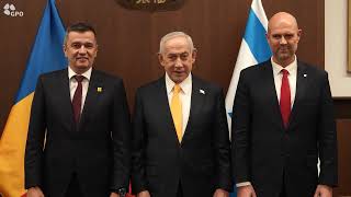 ראש הממשלה בנימין נתניהו ויו״ר הכנסת אמיר אוחנה נפגשו עם יו״ר בית הנבחרים של רומניה סורין גרינידאנו (עדכוני משרד ראש הממשלה) - התמונה מוצגת ישירות מתוך אתר האינטרנט יוטיוב. זכויות היוצרים בתמונה שייכות ליוצרה. קישור קרדיט למקור התוכן נמצא בתוך דף הסרטון