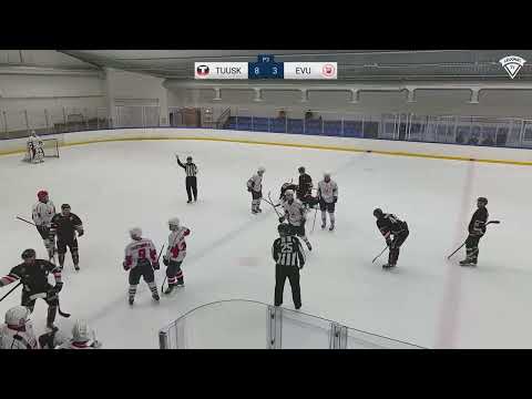 Atte Mäkinen pimahtaa II-divisioonan ottelussa TuusKi-EVU