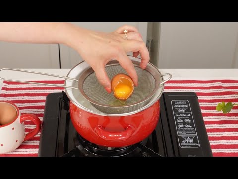 Perfect poached egg straight from the sieve. A pro trick from the cooking class.