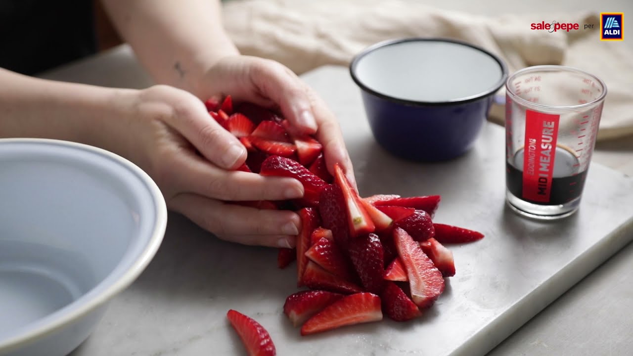 Watch Now Panna cotta con fragole e aceto balsamico Panna cotta con fragole e aceto balsamico