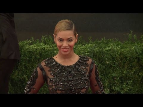 Schiaparelli & Prada: Impossible Conversations - Videofashion