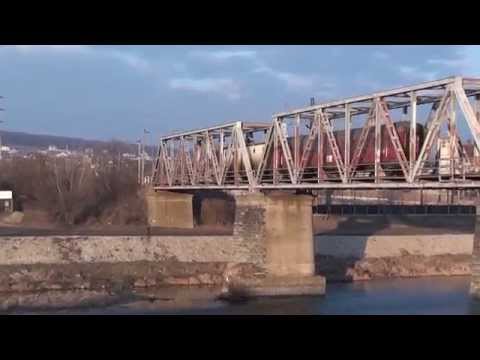 Cel mai "lung" tren din Romania trece podul peste raul Suceava - 03.02.2015