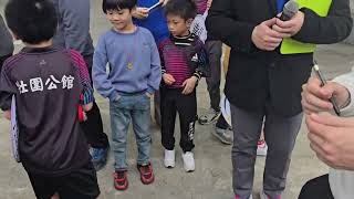 林昀儒與民間基金會訪宜蘭公館國小 贊助桌球隊經費