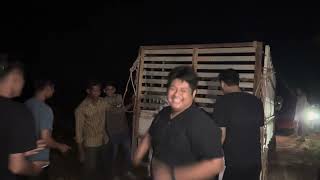 ខ្មែរជួយខ្មែរលើកឡានដាច់កាលេទាំងយប់ Car broken at the mountain in the night