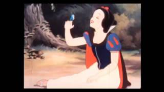 Kadr z teledysku Con un canto nel cuor [With A Smile And A Song 1938 Version] tekst piosenki Snow White and the Seven Dwarfs (OST)