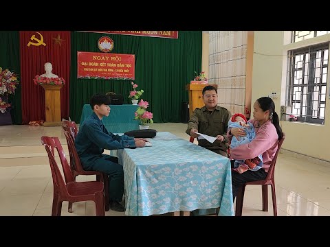 The journey to find a family for an abandoned baby, with the help of the police.