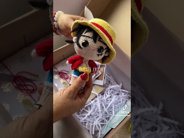 Vídeo relacionado con Alppihym Juego de colgante de llavero de anime, accesorios de cosplay perfectos y regalos para fanáticos del anime, incluye sombrero de paja de Luffy, ideal para hombres y niños, llavero y más