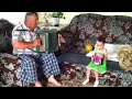 дедушка и внучка играю на гармошке 