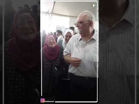 هشام يكن يصطحب عضوة مسنة لمقر لجان انتخابات الزمالك