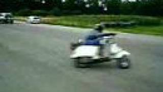 preview picture of video 'Knee-dragging Vespa'