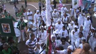 preview picture of video 'Levantamento do mastro de São Benedito no 35º Encontro de congados de Romaria/MG'