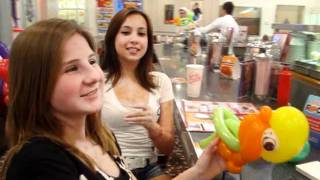 preview picture of video 'Guests love balloons at Johnny Rockets Restaurant - Testimonial # 5'