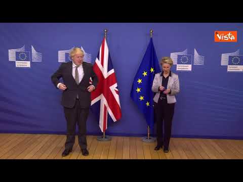 Von der Leyen a Boris Johnson: "Rimetti la mascherina"