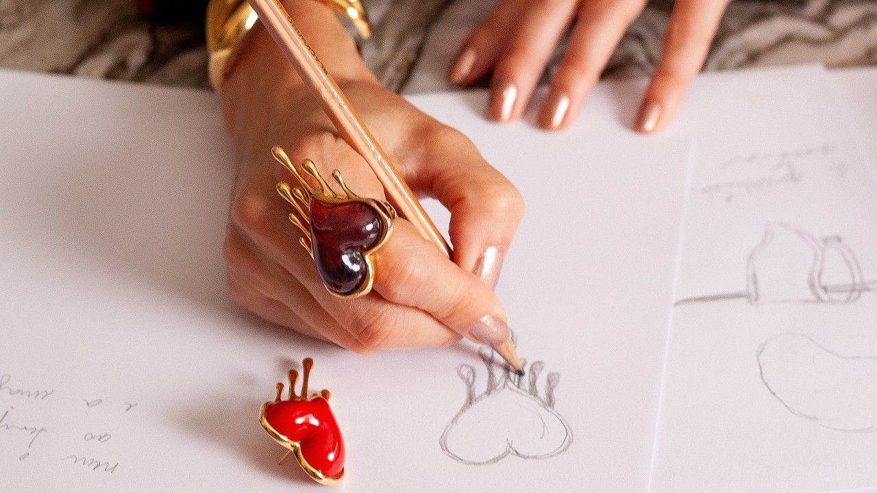 Maria Dolores, designer de joias, no ateliê criativo da marca