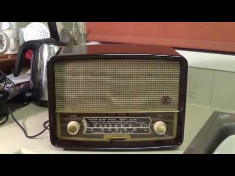 1955 Ekco U245 AC/DC 5 valve MW/LW compact bakelite table radio
