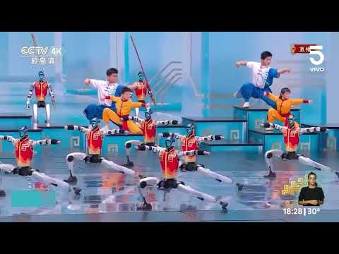 Presentación de robots humanoides en la víspera del año nuevo chino.