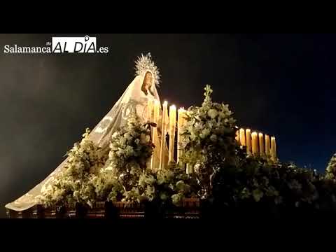 La procesión de la Hermandad del Cristo del Amor y la Paz vuelve a cruzar el Puente Romano de Salamanca