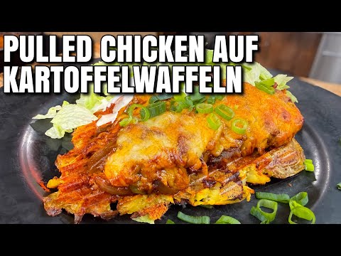 Überbackenes Pulled Chicken auf Kartoffelwaffeln