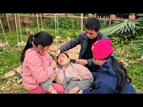 Hoi and his mother were extremely panicked when Thu suddenly fainted in front of them.