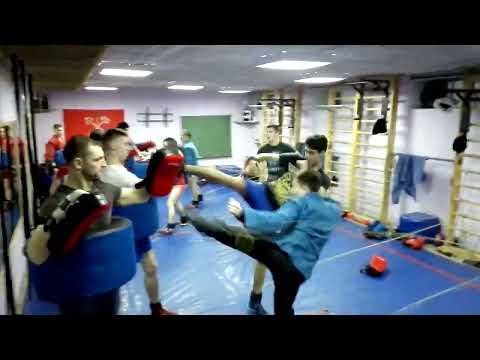 УДАРНАЯ ТЕХНИКА ВЗРОСЛЫЕ. УДАРЫ НОГАМИ ПО ЖИЛЕТУ С РЕЗИНОЙ НА НОГАХ