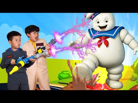 Marshmallow Man vs Ghostbuster Kids Kaden & Eric Monster Chase Adventure!
