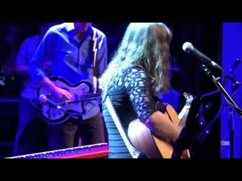 Isabelle Davis - "Popular Girl" (eTown webisode #556)