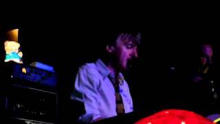 Crowded House - Walking On The Spot