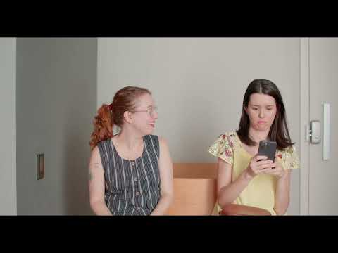 Cena (comédia): Duas irmãs lavando roupa suja no hospital