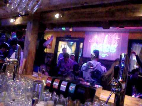 DJ Jerome laat iedereen zakken zakken zakken in Après Ski Paleis