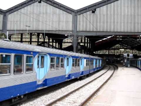 SNCF train "Transilien" tracté par une BB17000 livrée Ile-de-France à Paris St. Lazare