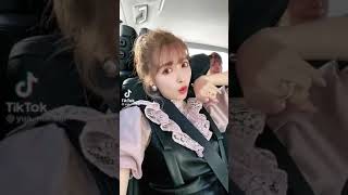 車の中でもにゃんにゃん