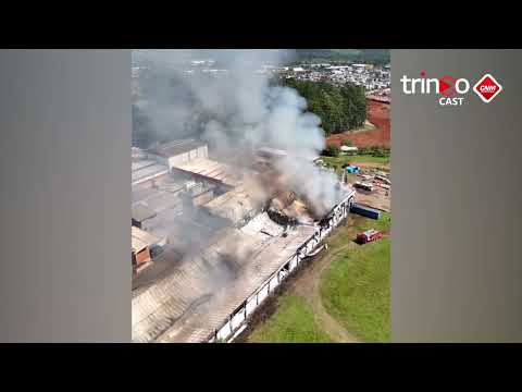 Incêndio de grandes proporções atinge fábrica Ritter Alimentos em Cachoeirinha