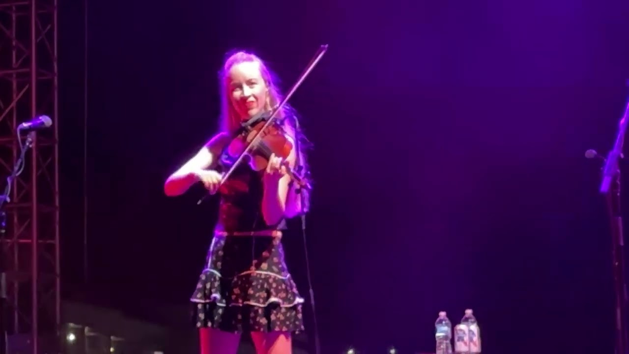 1763. Molly Tuttle and Golden Highway