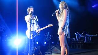 Keith Urban sings with Bailey Ingle