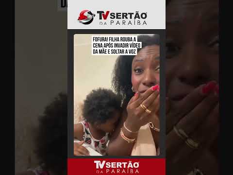 Show particular: menina interrompe lanche da mãe para cantar abertura de novela e encanta a web