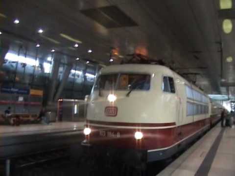 103 184-8 mit Rheingoldwagen und Panoramawagen