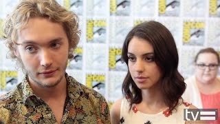 Adelaide Kane et Toby Regbo pour Happy cool