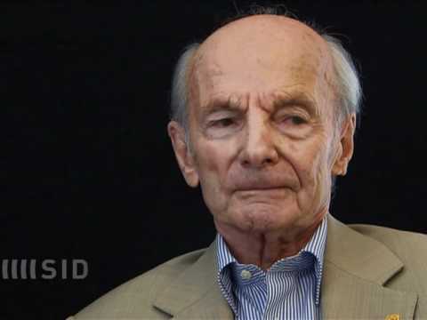 Trainerlegenden blättern in XXL-Bayern-Chronik