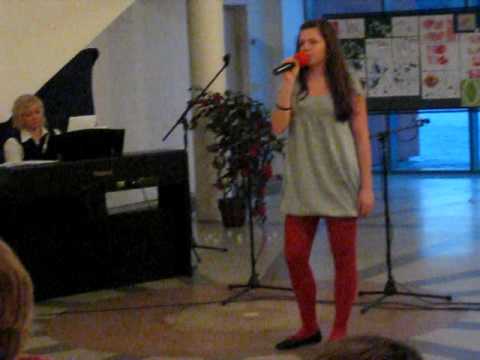 Triin singing "Sind otsides"