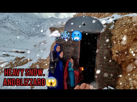 Бездомна майка и детето ѝ попадат в капан в обилен сняг и смъртоносен студ😱 оцеляха ли?