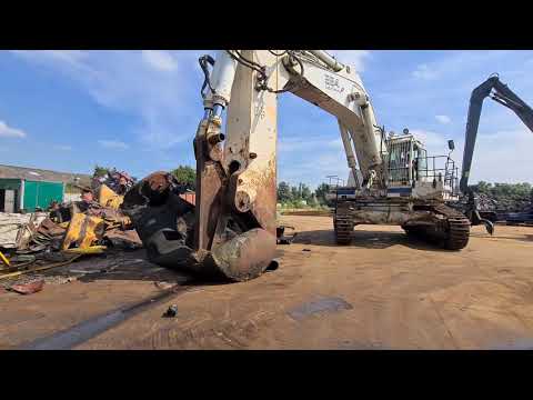 Liebherr 984 cutting old tank